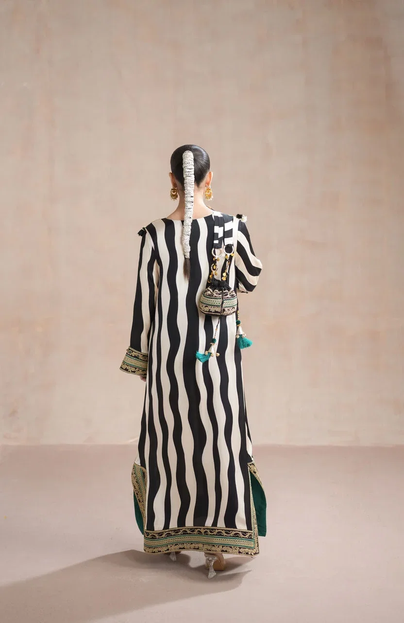 Alternative view of Amara & Sara White Digital Printed Silk Collection Replica